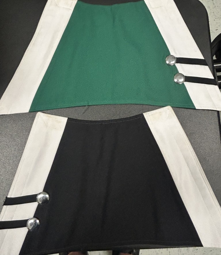 40 Pairs of Green, White and Black Gauntlets Description: This is a lot of 40 pairs of green, white 
